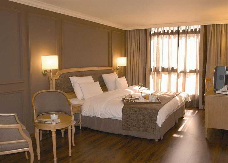Le Commodore Hotel Бейрут Стая снимка