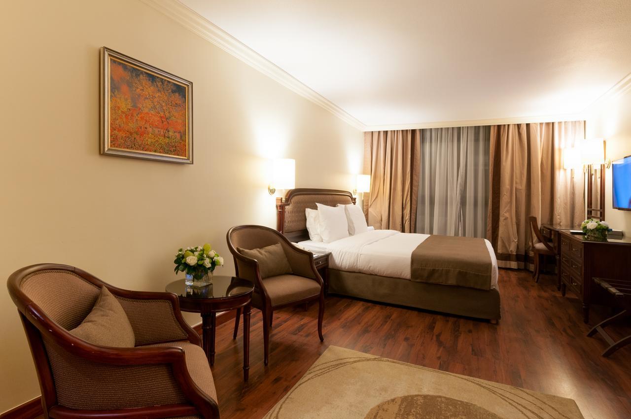Le Commodore Hotel Бейрут Екстериор снимка