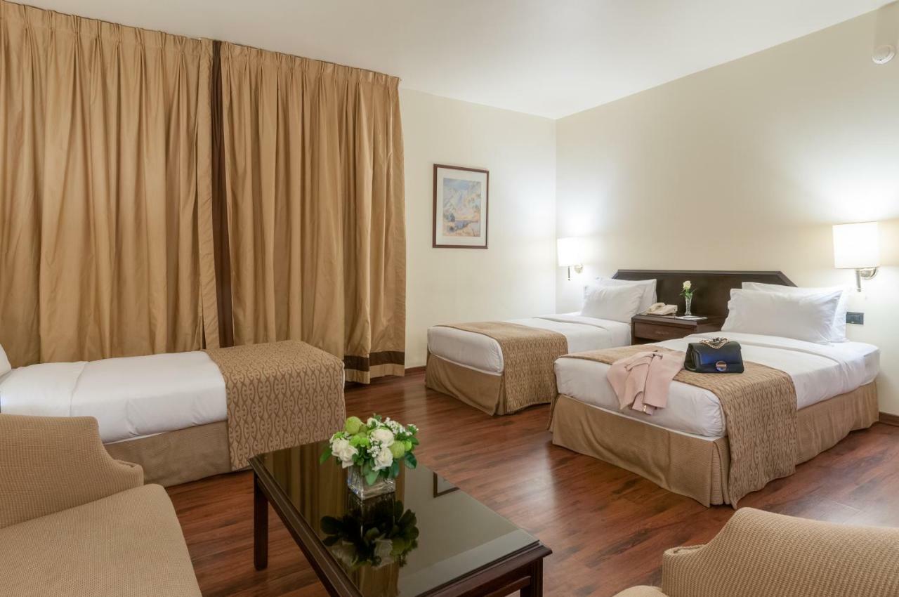 Le Commodore Hotel Бейрут Екстериор снимка